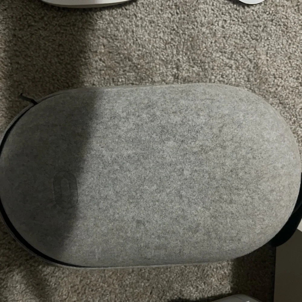 Oculas Quest 2 - Comes with a Vr case and charger